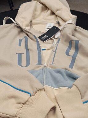 NWT/GAP  Harlem -Fashion Row/Beige Hoodie with Light Blue Graphic and Piping
